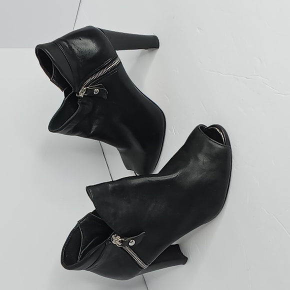 Stuart Weitzman -Jump - Leather, Heeled Booties w/Moto Zippers -Spain -size 8 - Picture 2 of 9